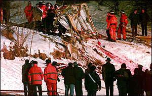 1998 Cavalese cable car disaster, surrounded by many people