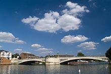 Caversham Bridge httpsuploadwikimediaorgwikipediacommonsthu