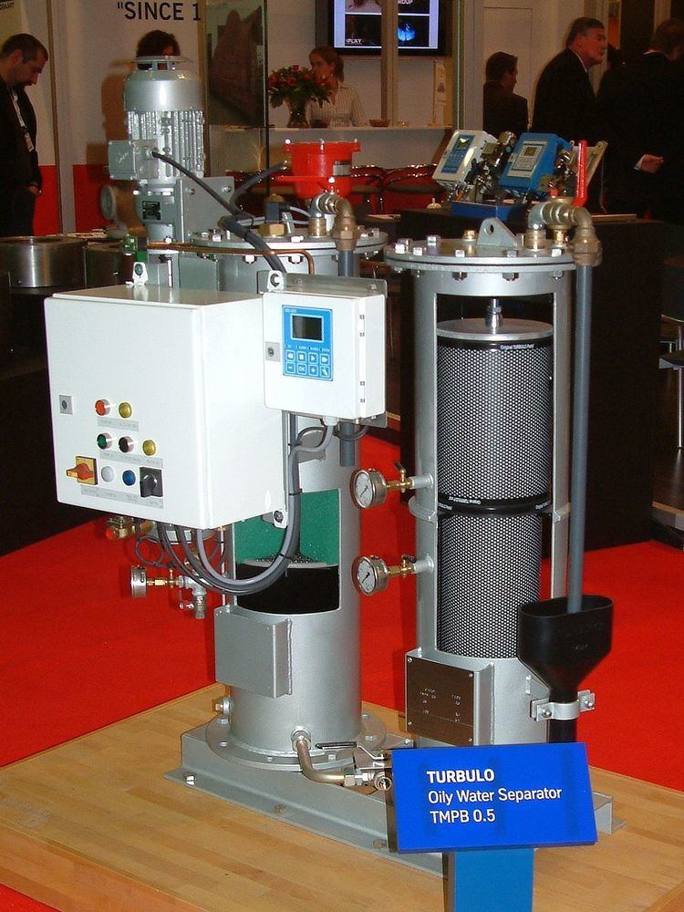 Centrifugal water–oil separator