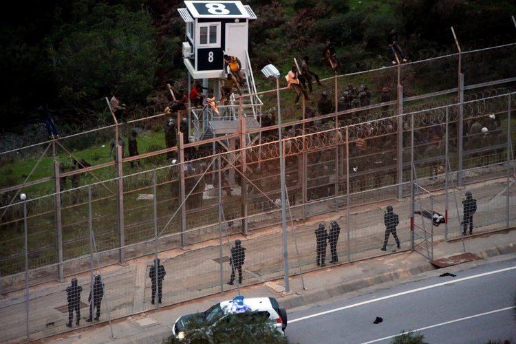 Ceuta border fence Two cops injured as 400 migrants storm border fence in Spanish north