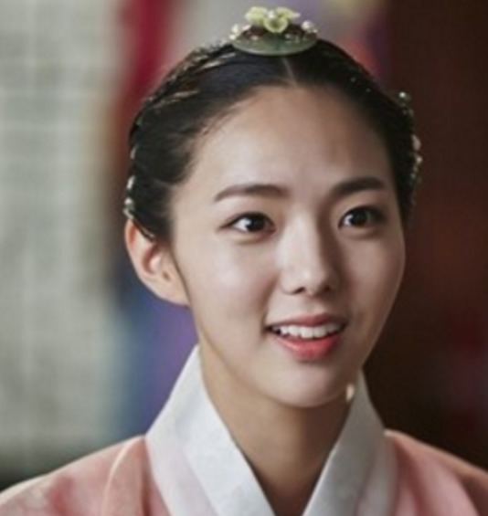 Chae Soo-bin Chae Soo Bin39s quotMoonlight Drawn By Cloudsquot Character To Make First