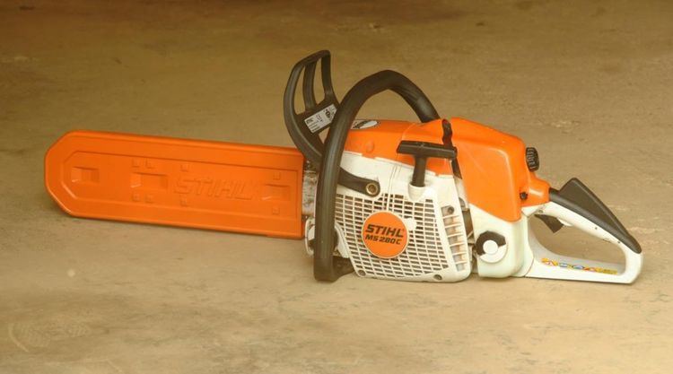 Chainsaw safety features