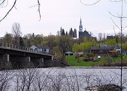 Chapeau, Quebec httpsuploadwikimediaorgwikipediacommonsthu