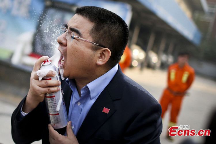 Chen Guangbiao Chen Guangbiao Tastes Extinguisher Liquid in Promotion