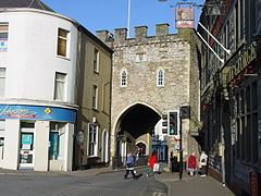 Chepstow Town Gate httpsuploadwikimediaorgwikipediacommonsthu