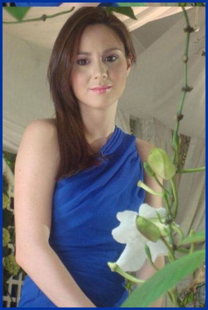 Cheska Garcia looking afar while wearing a blue plain dress