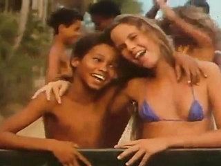 Chico & Roberta wearing a violet bra in Danca Do La La La Music Video