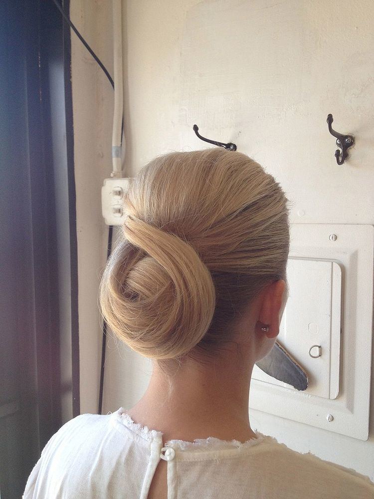 Chignon (hairstyle)