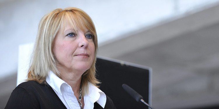 Christine St-Pierre La ministre Christine SaintPierre doit dmissionner