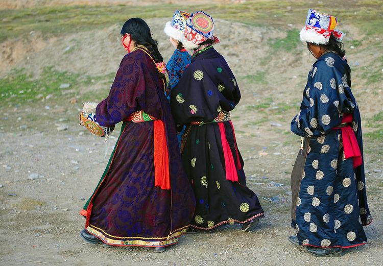 Chuba Tibetan woman in traditional Chuba Like to see the picture Flickr