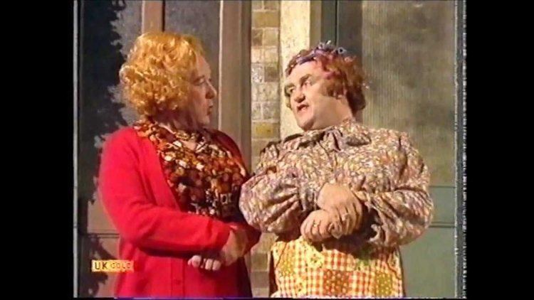 Cissie and Ada Les Dawson Cissie amp Ada Chatting on the Doorstep YouTube