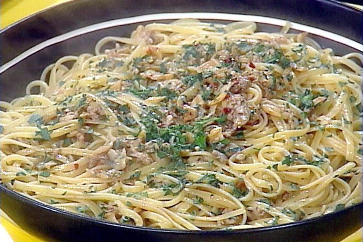 Clam sauce Linguini with Clam Sauce Recipe Rachael Ray Food Network