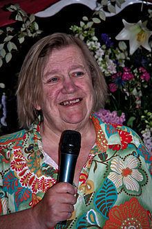 Clarissa Dickson Wright httpsuploadwikimediaorgwikipediacommonsthu
