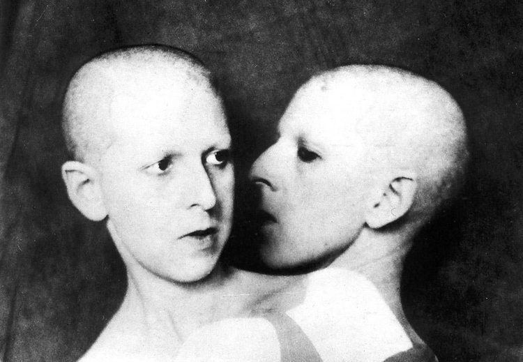 Claude Cahun ClaudeCahunQuemeveuxtu1928jpg