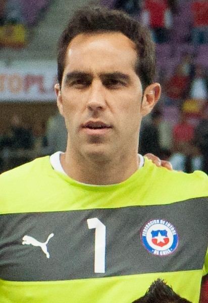 Claudio Bravo (footballer) httpsuploadwikimediaorgwikipediacommons88