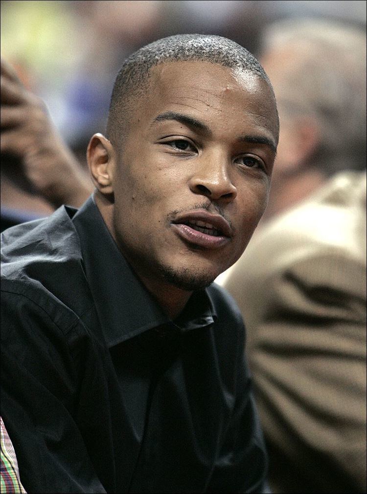 Clifford Harris Rapper TI helps police talk suicidal man down from