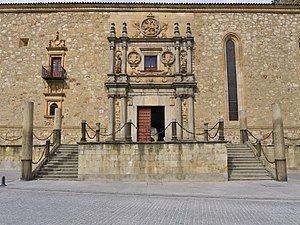 Colegio Mayor de Santiago el Zebedeo httpsuploadwikimediaorgwikipediacommonsthu