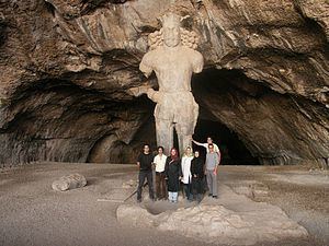 Colossal Statue of Shapur I httpsuploadwikimediaorgwikipediacommonsthu