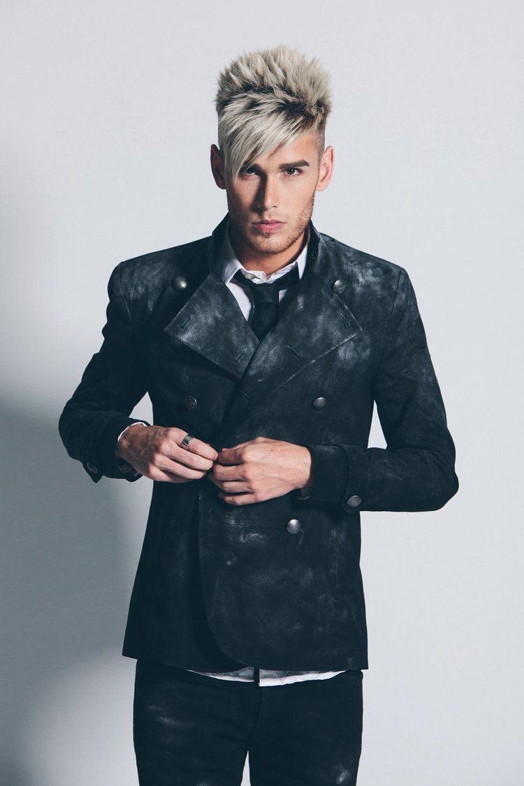 Colton Dixon American Idol39 Alum Colton Dixon Banks on Christianity