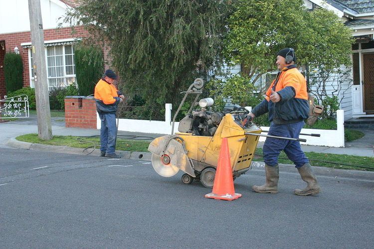 Concrete saw