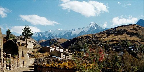 Cordillera Apolobamba Le village de Curva face la Cordillera Apolobamba Boli Flickr