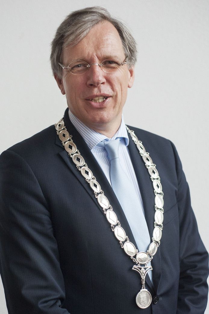 Cornelis Visser Cornelis Visser verlaat Twenterand en wordt nieuwe burgemeester