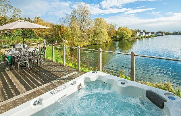 Cotswold Water Park Cotswolds Spring Lakes Holiday Lodge no 77 Cotswold Water Park