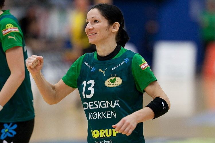 Cristina Vărzaru La 36 de ani Cristina Vrzaru iubete nc handbalul la nebunie l