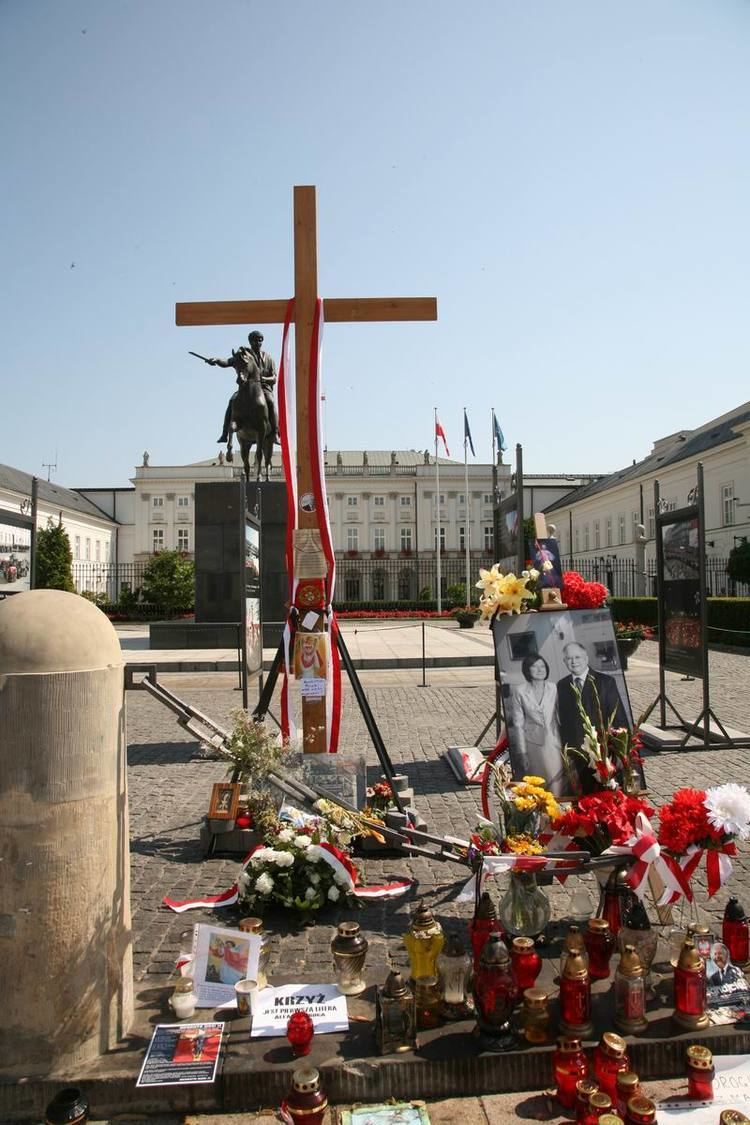 Cross in front of the Presidential Palace, Warsaw