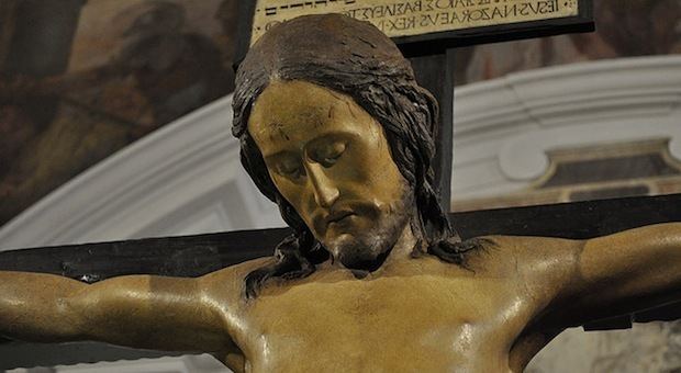 Распятие микеланджело. Микеланджело Буонарроти Распятие Христа скульптура. Деревянное Распятие Микеланджело. Распятие церкви Санто-Спирито.