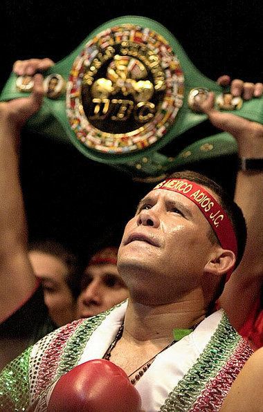 Cesar Chavez (boxer) Julio Cesar Chavez Mexican legend takes his place in