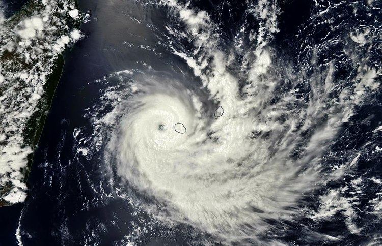 Cyclone Bejisa La Runion pendant le cyclone BEJISA YouTube