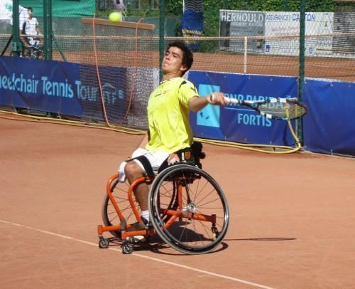 Daniel Caverzaschi Daniel Caverzaschi se impone en el torneo de tenis en