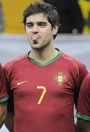 Daniel da Cruz Carvalho with a tongue out pose while wearing a number 7 red and green jersey