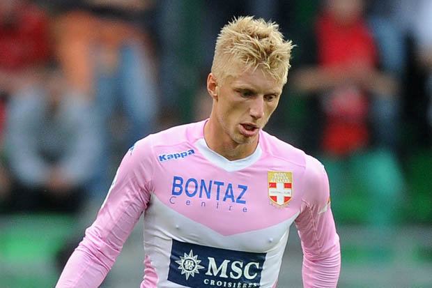 Daniel Wass Chelsea and Liverpool target Daniel Wass free to leave