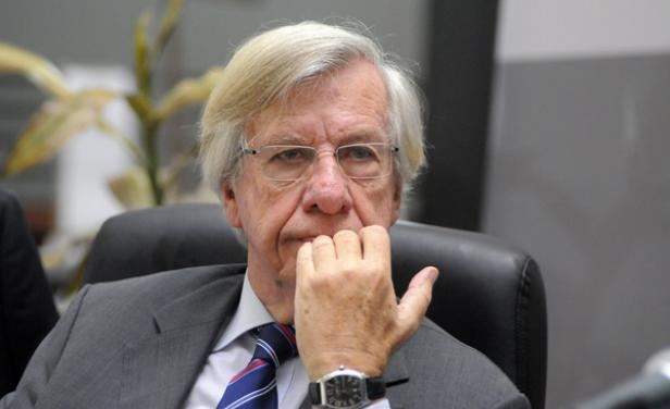 Danilo Astori Astori preocupado por desaceleracin econmica de Uruguay