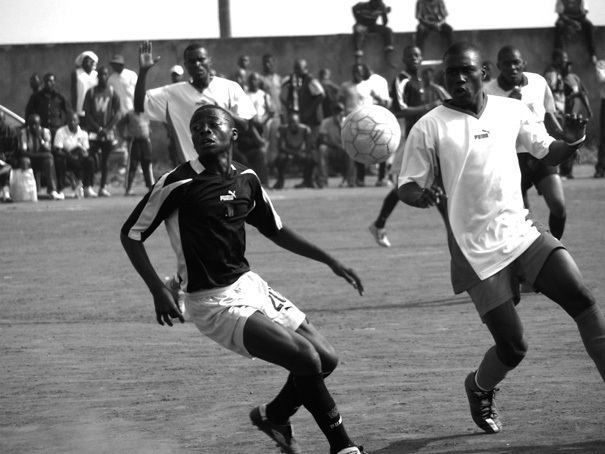 Darius Dhlomo Darius DhlomoA Footballer in the Era of Apartheid Africa e