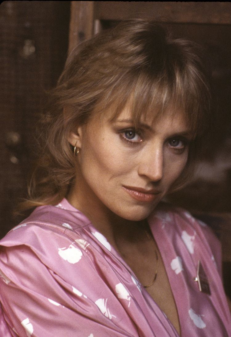 Darlanne Fluegel Still of Darlanne Fluegel in MacGyver 1985 Darlanne Fluegel