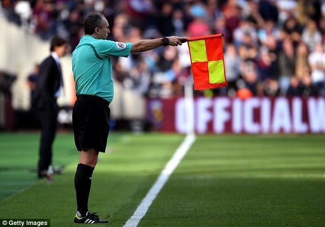 Darren Cann (referee) Linesman Darren Cann pulled from Palace vs Man City Daily Mail Online