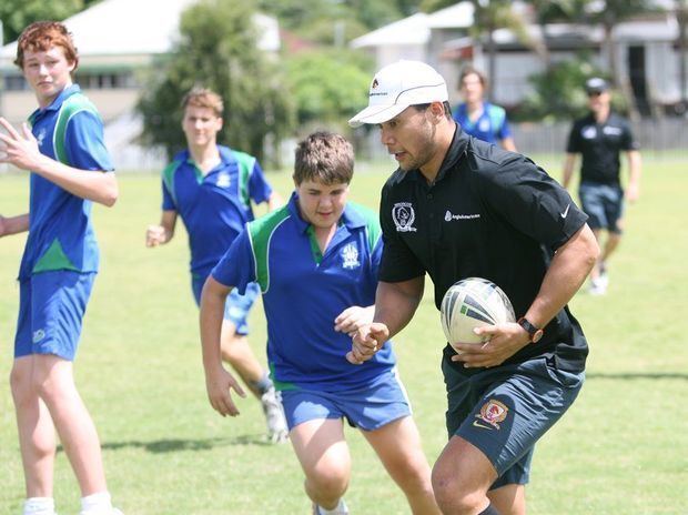 Daryl Halligan NRL legend teaches Rocky region kids how to kick a goal