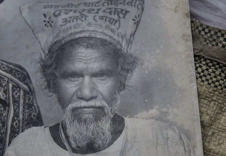 Dashrath Manjhi Dashrath Manjhi The Man Who Broke A Mountain Alone YouTube