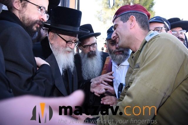 David Twersky (Skverer Rebbe) Rare View Skverer Rebbe greets IDF Soldier at Meoras HaMachpeilah