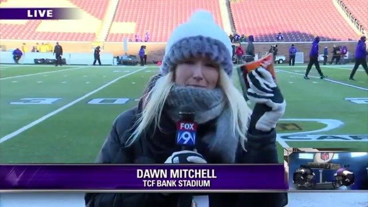 Dawn Mitchell Dawn Mitchell Goes 1on5 w the Vikings Offensive Line YouTube