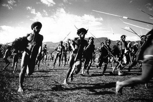 Battles between the Willihiman-Wallalua clan and the Wittaia clan in a movie scene from Dead Birds, a 1963 American documentary film.