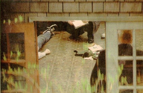 Kurt Cobain's dead body on the floor