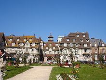Deauville httpsuploadwikimediaorgwikipediacommonsthu