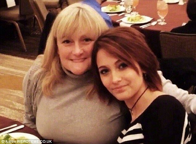 Debbie Rowe Michael Jackson39s daughter Paris wants to live with mom