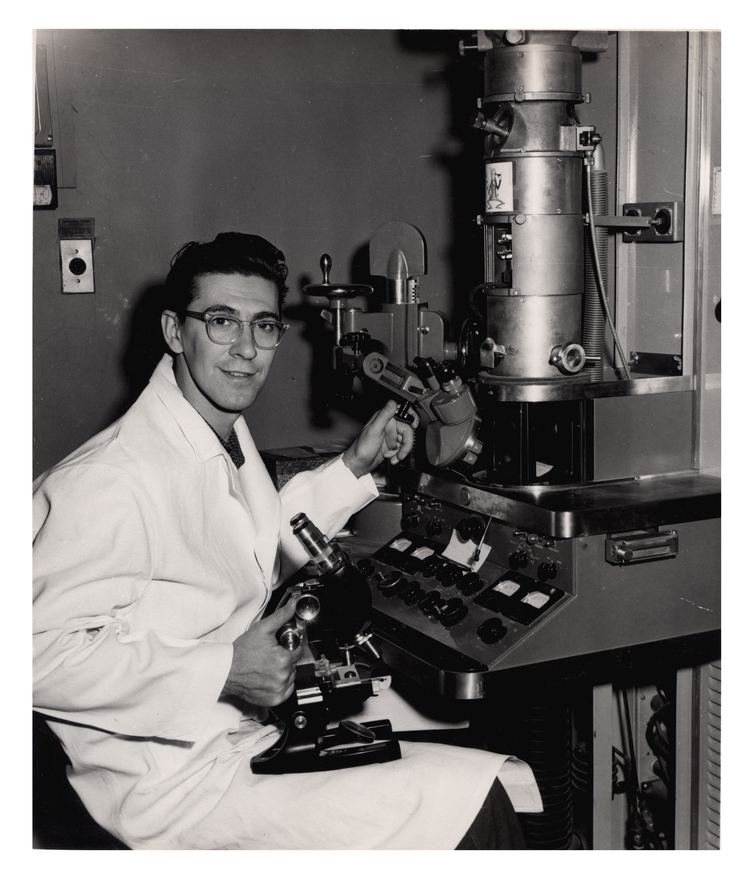 Delbert Philpott Delbert Philpott with the electron microscope at the Marine