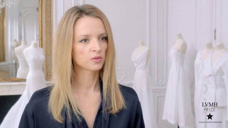 Delphine Arnault LVMH PRIZE Delphine Arnault presents the Prize EN