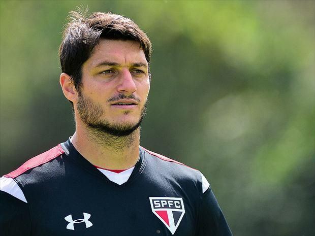 Denis César looking afar while wearing black and white shirt